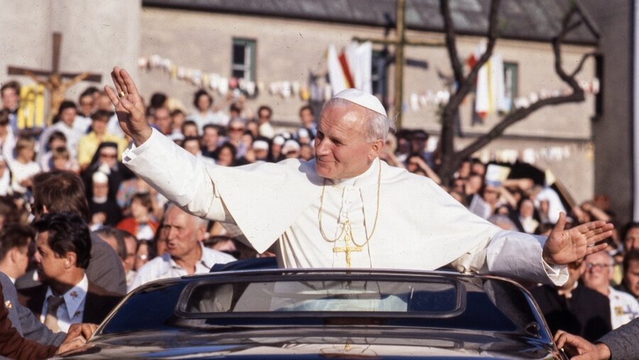 Papst Johannes Paul II. begrüßt die Menschen im Marienwallfahrtsort Tschenstochau 1979. / © KNA-Bild (KNA)
