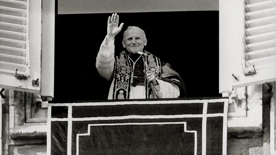 Papst Johannes Paul II. bei seiner Amsteinführung / © N.N. (KNA)