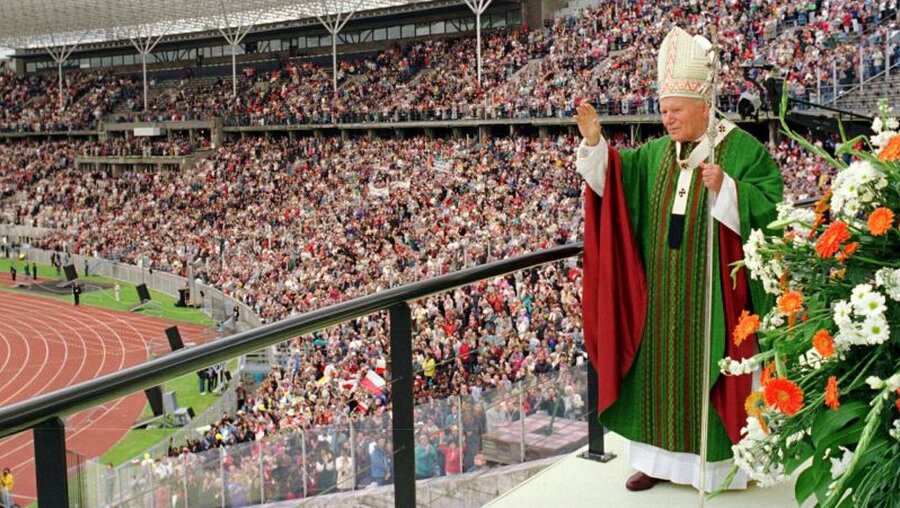 Papst Johannes Paul II. besucht 1996 Berlin / © Ernst Herb (KNA)