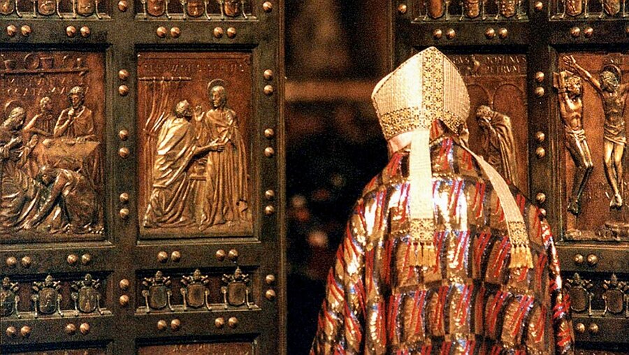 Papst Johannes Paul II. öffnet am 24. Dezember 1999 die Heilige Pforte im Petersdom / © Grzegorz Galazka (KNA)