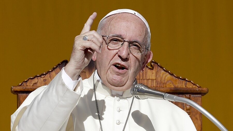Papst kritisiert fehlenden Willen zu Frieden und Klimaschutz  / © Andrew Medichini (dpa)