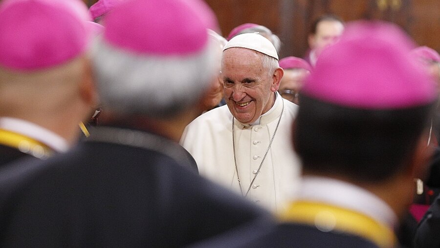 Papst mit chilenischen Bischöfen / © Paul Haring (KNA)