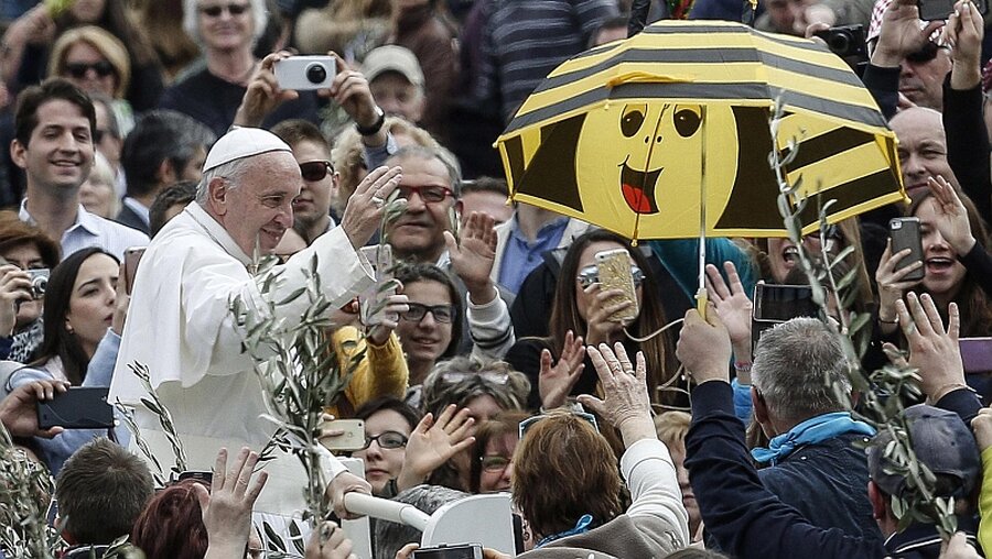 Papst Franziskus feiert mit Anhängern Palmsonntag  / © Giuseppe Lami (dpa)