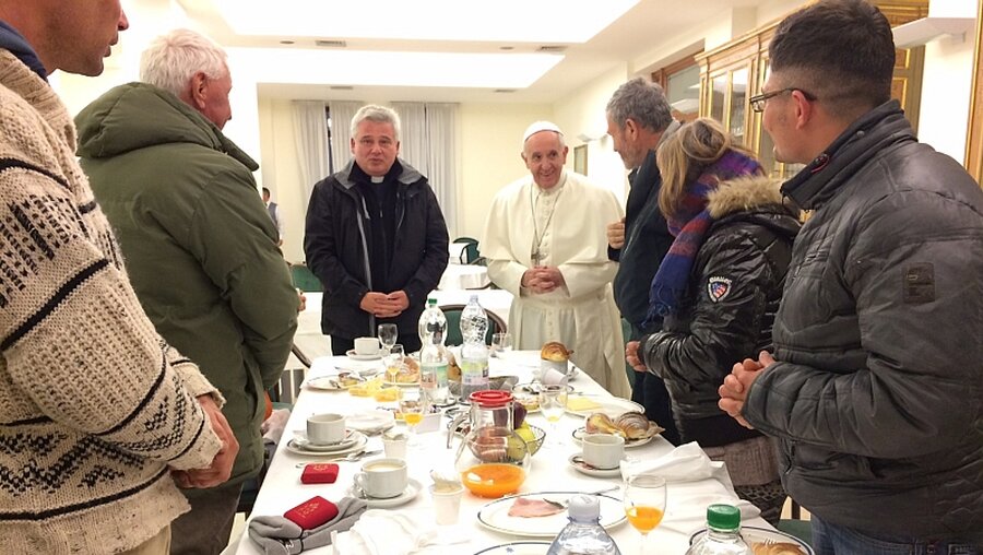 Franziskus frühstückt an seinem 80. Geburtstag mit Obdachlosen  / © L'Osservatore Romano (dpa)