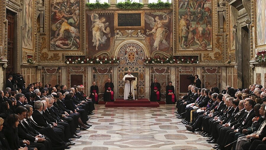 Alessandro Bianchi / © Papst Franziskus vor dem diplomatischen Corps (dpa)