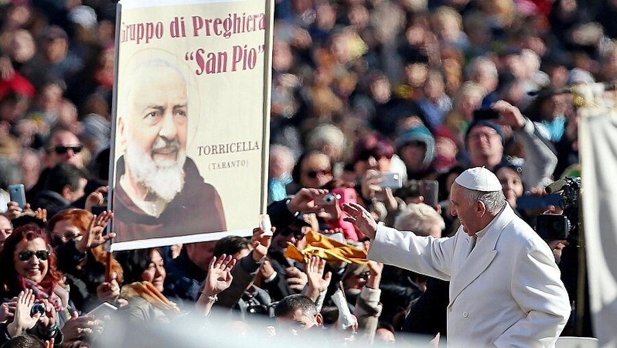 Franziskus bei einem Pilgertreffen zu Ehren von Pater Pio / © Alessandro Di Meo (dpa)