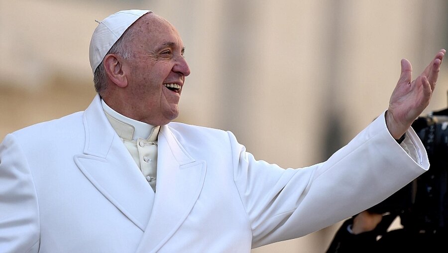 Ein gut gelaunter Papst bei der Generalaudienz / ©  EPA/ETTORE FERRARI (dpa)