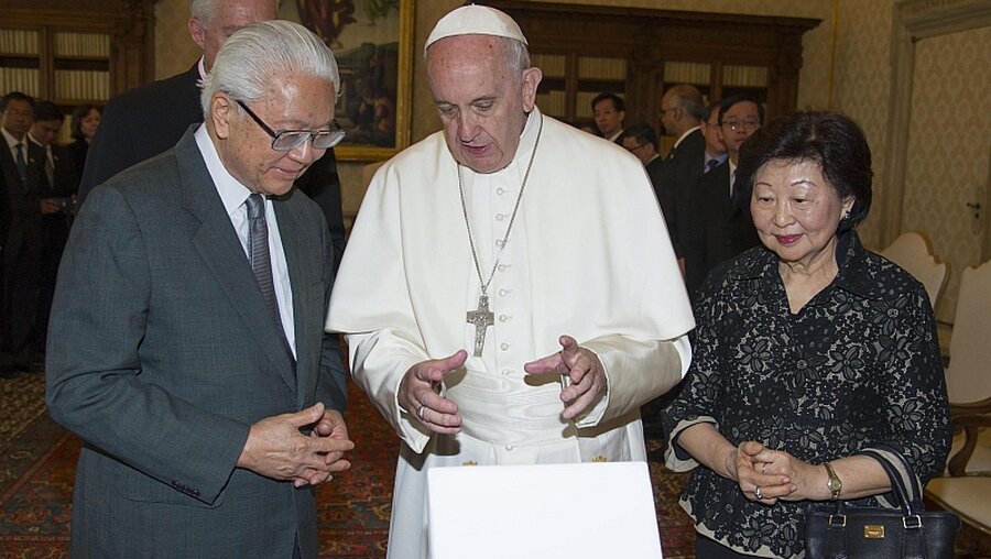 Tony Tan Keng Yam, Präsident von Singapur, mit seiner Frau beim Papst / © Giorgio Onorati/Pool (dpa)