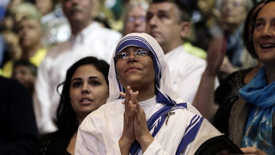 Gläubige bei einer Papstmesse im Madison Square Garden / © Peter Foley (dpa)
