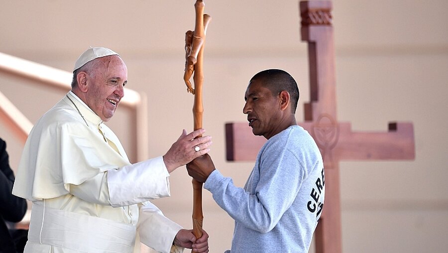 Papst Franziskus mit einem Häftling / © Gabriel Bouys (dpa)