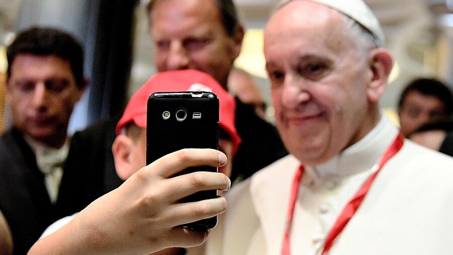 Papst posiert für ein Selfie / © VINCENZO PINTO (dpa)