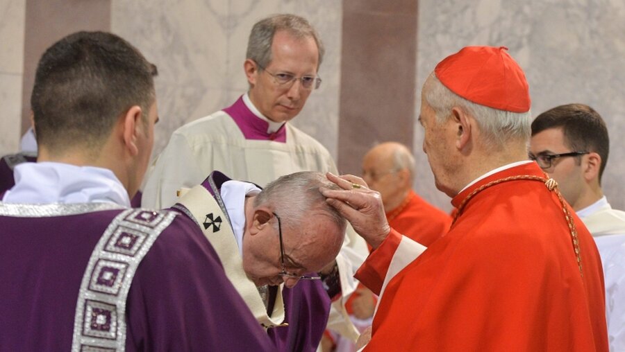 Papst Franziskus empfängt das Aschekreuz / © Osservatore Romano/Agenzia Romano Siciliani (dpa)