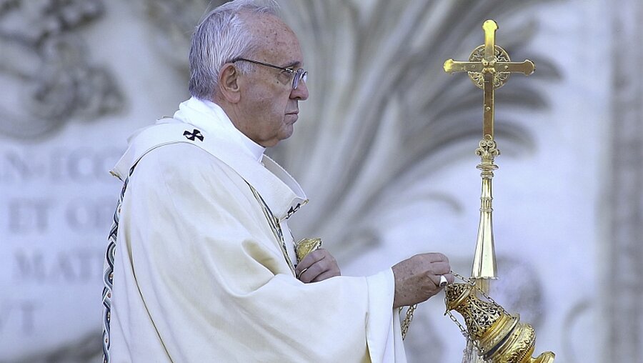Der Papst beim Fronleichnamsgottesdienst am Sonntag  / ©  Stefano Dal Pozzolo/Romano Siciliani (KNA)