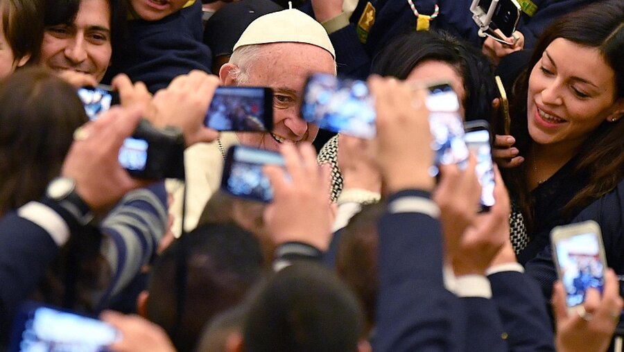 Papst Franziskus bei der Ankunft zur Generalaudienz / © Ettore Ferrari (dpa)
