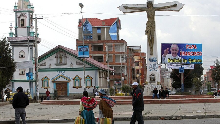 Auf einem Platz in El Alto, Bolivien, am 17.4.15 (dpa)
