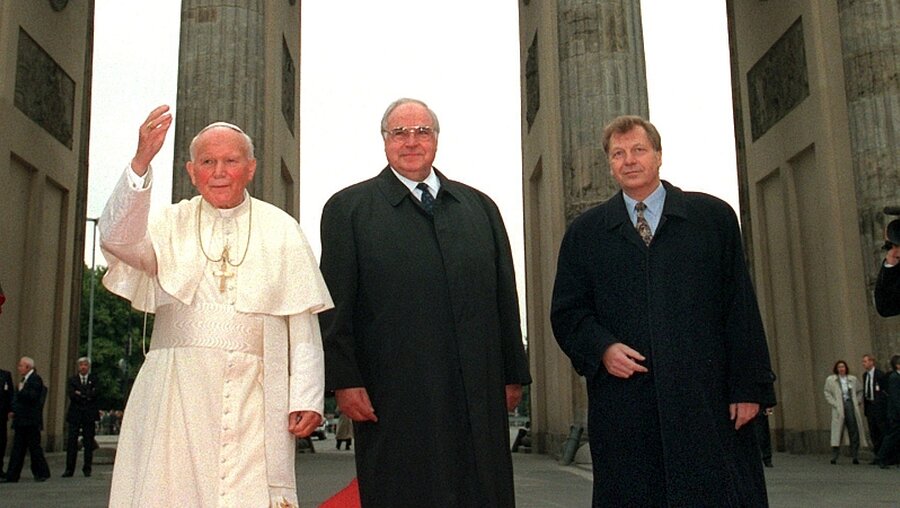 Papst Johannes Paul II. mit Bundeskanzler Helmut Kohl (M) und dem Regierenden Bürgermeister von Berlin, Eberhard Diepgen / © Wolfgang Kumm (dpa)