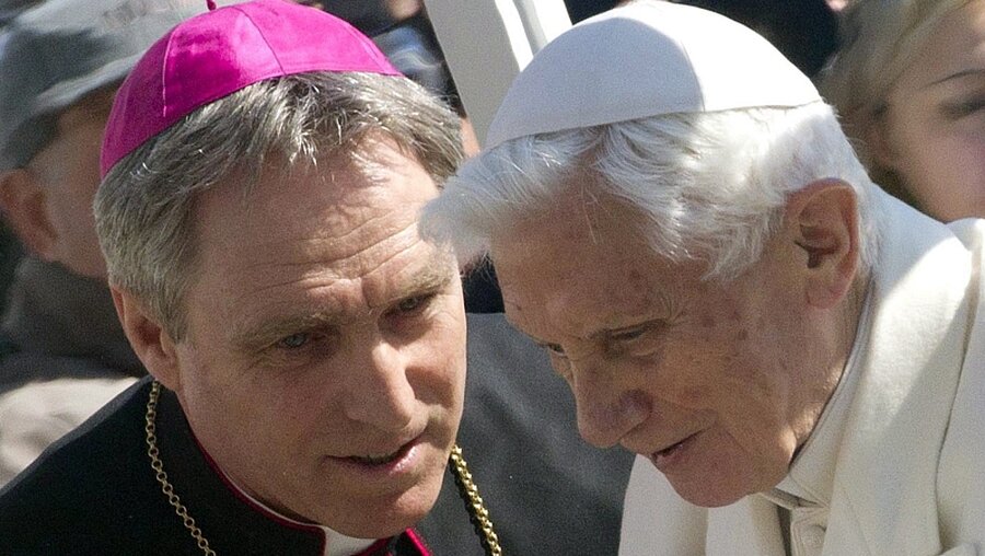 Erzbischof Georg Gänswein und Papst em. Benedikt XVI. / © Claudio Peri (dpa)