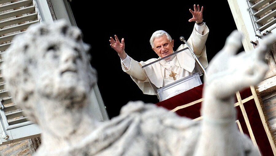 Papst Benedikt XVI. grüßt vom Balkon / © Ettore Ferrari (dpa)