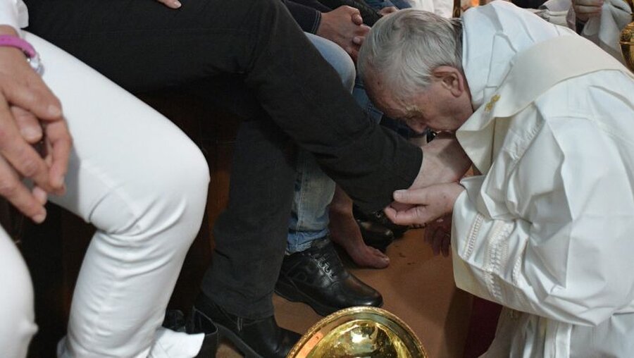 Am Gründonnerstag hat Papst Franziskus Ex-Mafiosi die Füße gewaschen. / © L'Osservatore Romano/AP/ (dpa)