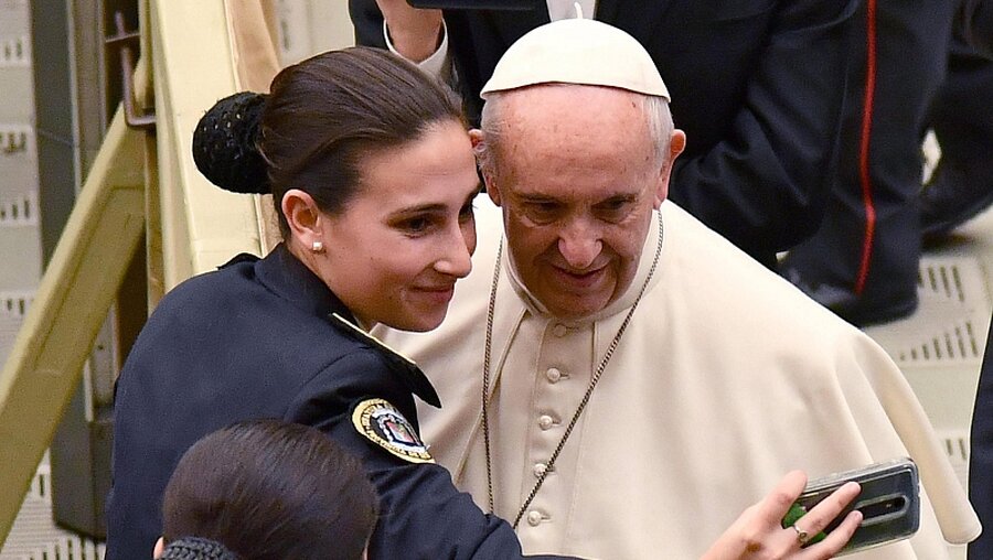 Selfie mit dem Papst / © Ettore Ferrari (dpa)