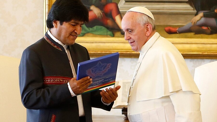 Papst Franziskus und Evo Morales während einer Privataudienz am 6.9.13 (KNA)