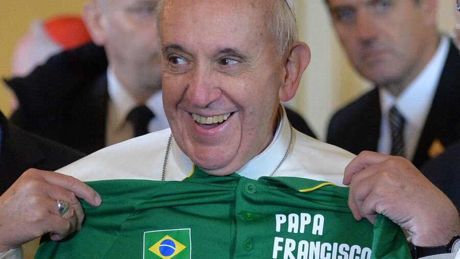 Großer Fußballfan: Papst Franziskus  (dpa)