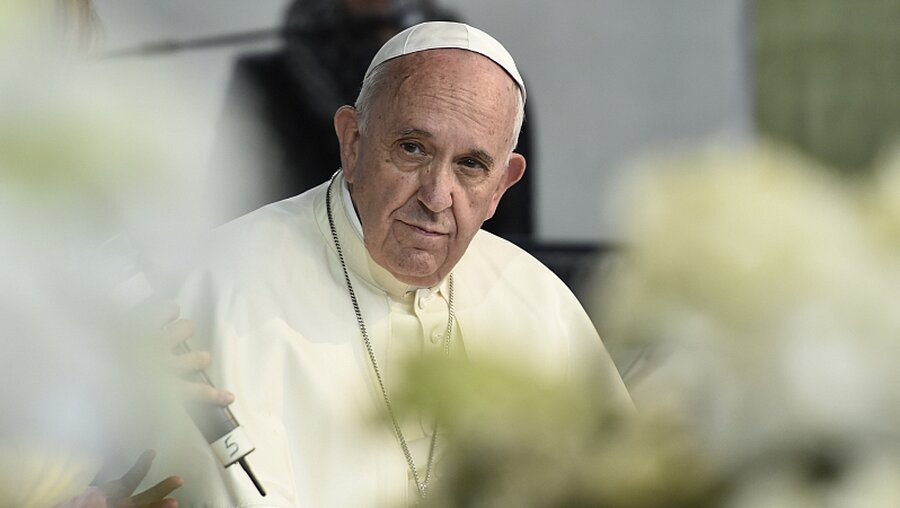 Papst Franziskus erhält den Karlspreis / © Cristian Gennari (KNA)