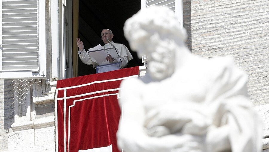 Papst Franziskus beim "Regina Coeli" am Ostermontag / © Gregorio Borgia (dpa)