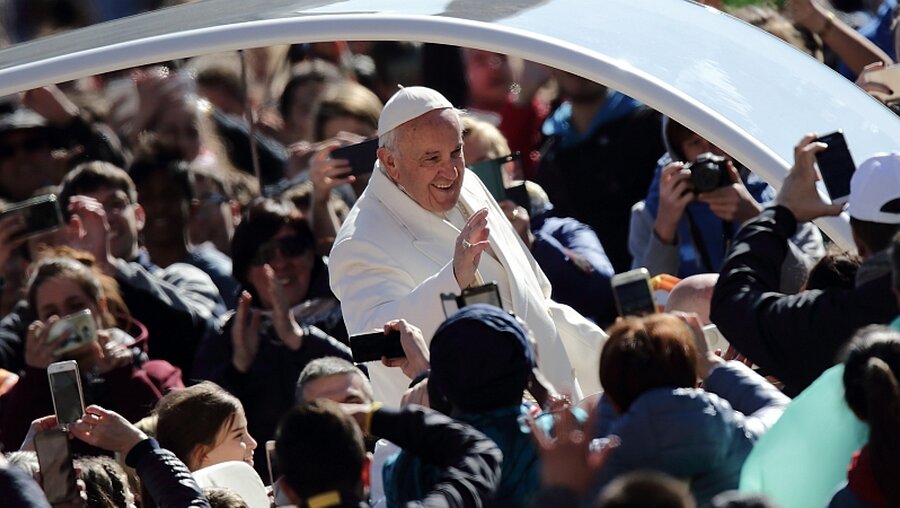 Papst Franziskus auf dem Weg zur Generalaudienz / © Evandro Inetti (dpa)