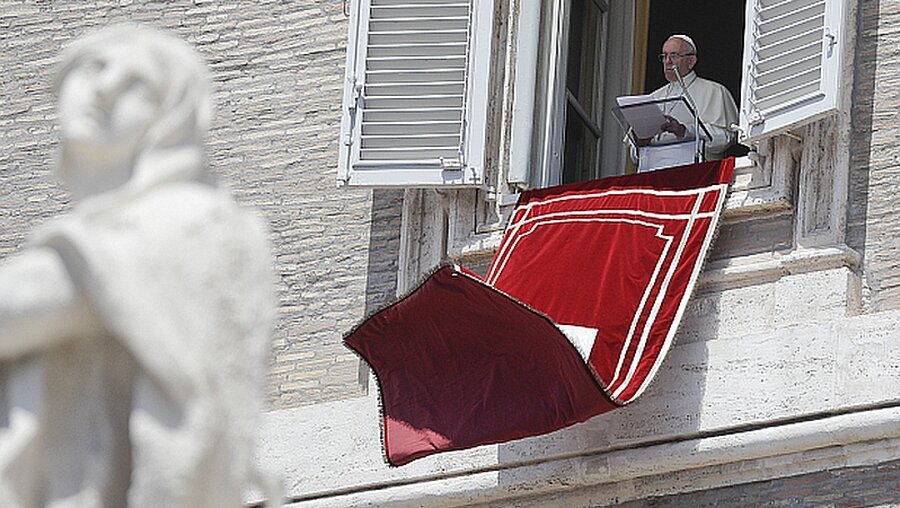 Papst Franziskus spricht zu den Gläubigen auf dem Petersplatz / © Gregorio Borgia (dpa)