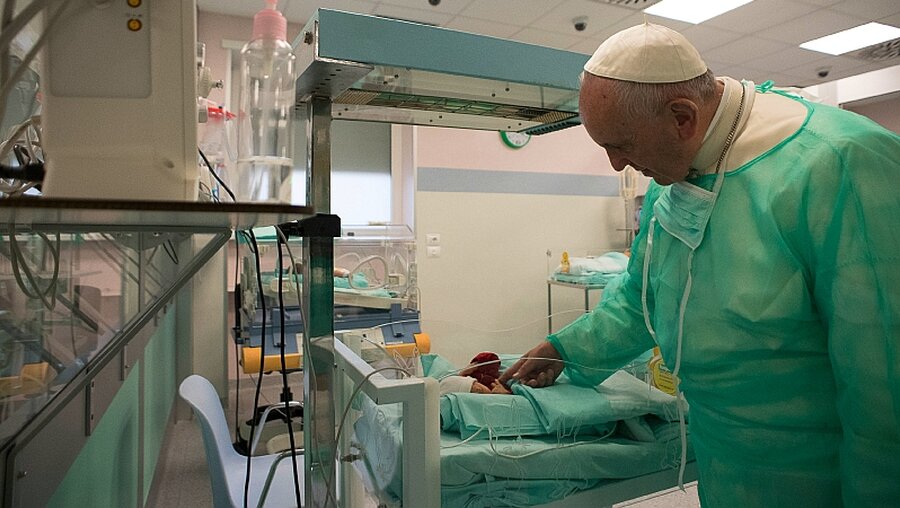 Papst Franziskus im Kinderkrankenhaus / © Osservatore Romano (KNA)
