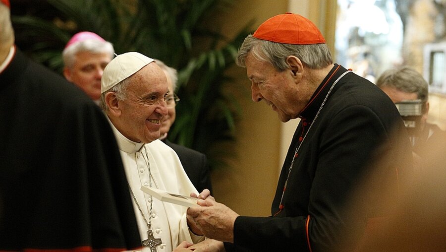 Papst Franziskus mit Kardinal George Pell / © Paul Haring (KNA)