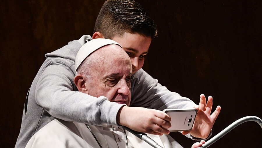 Ein Selfie vom Papst (Archiv) / © Cristian Gennari (KNA)
