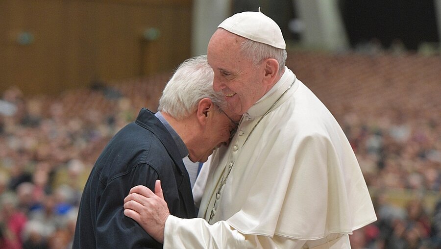 Umarmung mit dem Papst / © Osservatore Romano (KNA)