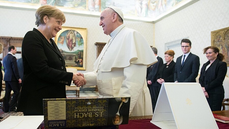 Angela Merkel im Jahr 2015 beim Papst  / © ANSA/L'osservatore Romano (dpa)