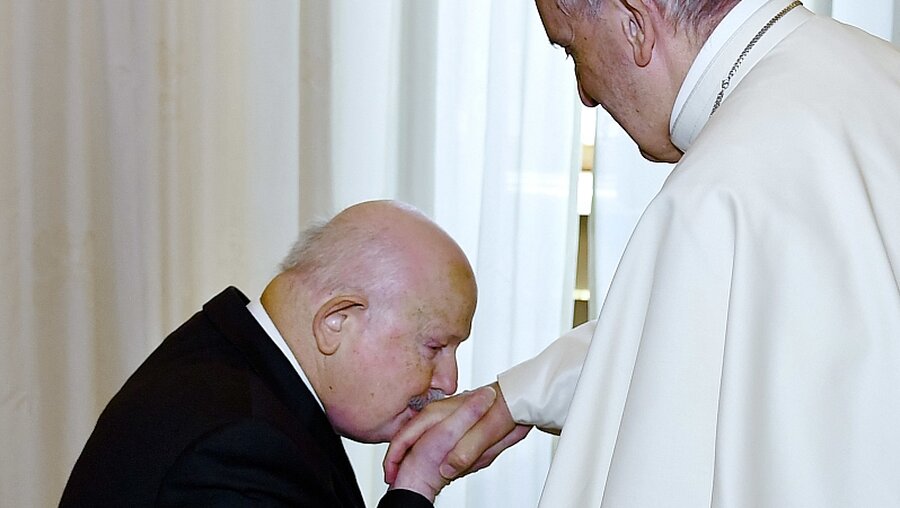 Übergangsleiter des Malteserordens grüßt Papst Franziskus mit Handkuss / © Alberto Pizzoli (dpa)