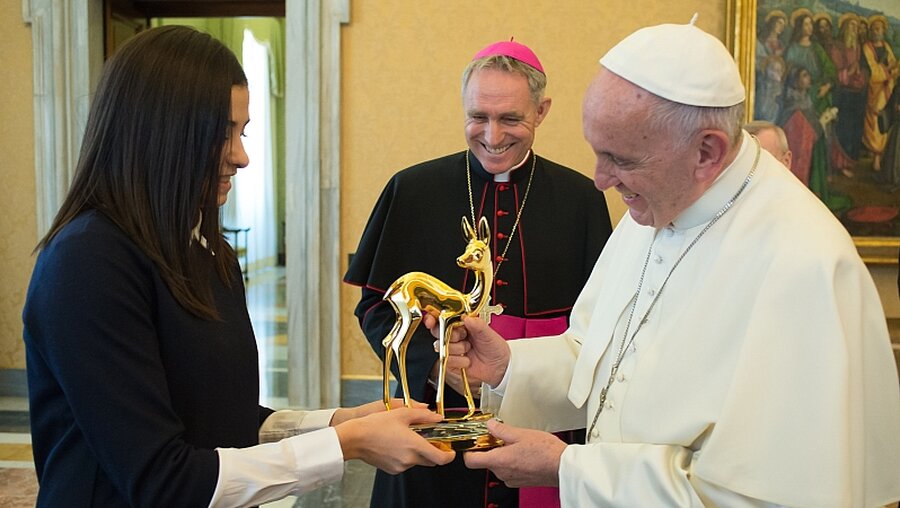 Papst Franziskus erhält "Bambi"  / © Osservatore Romano (KNA)