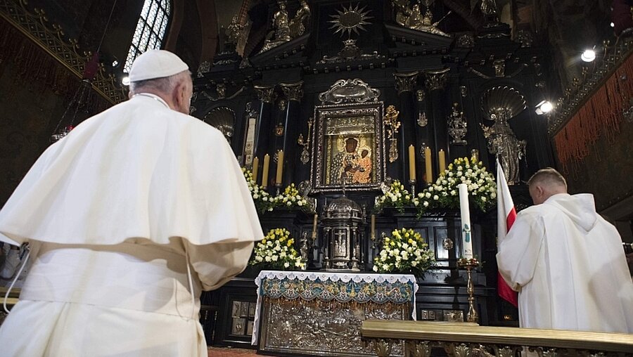 Auch er war schon da: Papst Franziskus betet vor der "Schwarzen Madonna" / © Osservatore Romano (KNA)