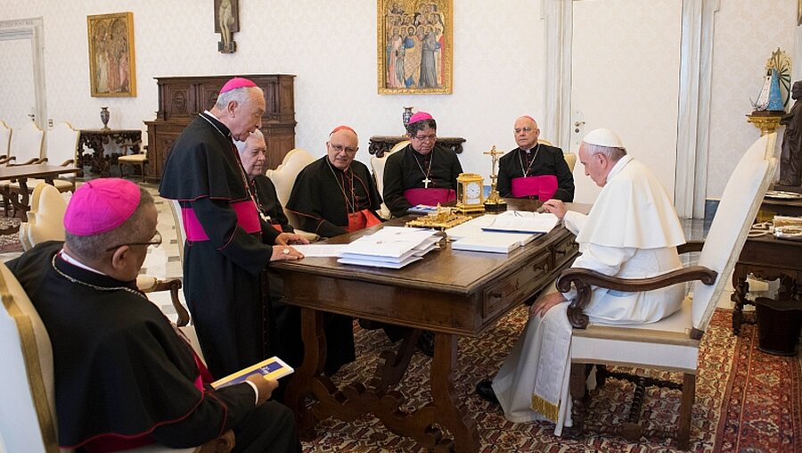 Trifft der Papst auf seiner Kolumbienreise erneut Bischöfe aus Venezuela? / © Osservatore Romano (KNA)