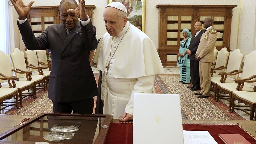 Papst Franziskus trifft Staatspräsident Guineas. Dieser hat ein ungewöhnliches Geschenk im Gepäck.  / © Gregorio Borgia (dpa)