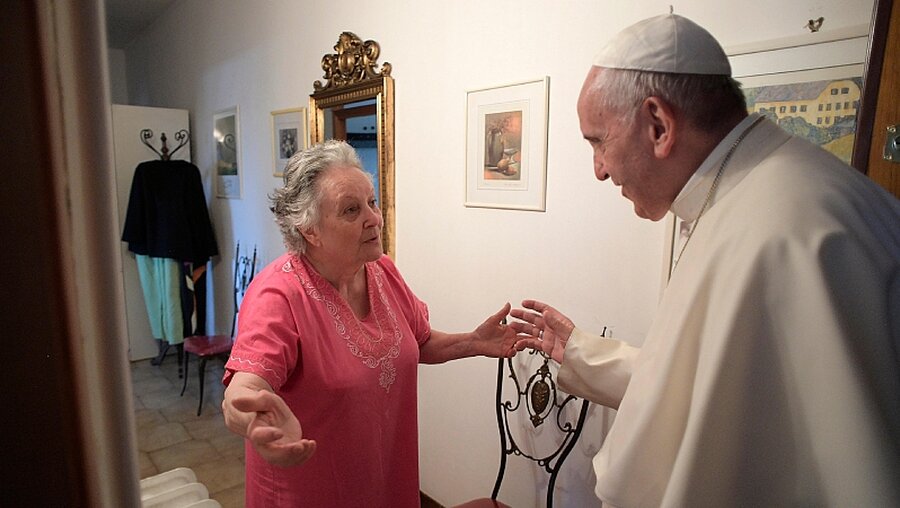 Diese alte Dame hatte nicht Papst Franziskus, sondern den üblichen Priester erwartet / © Osservatore Romano (KNA)