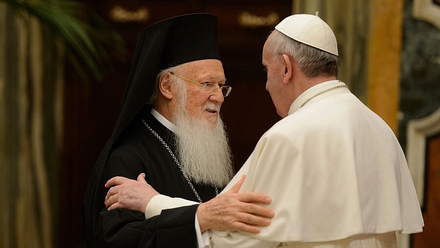 Patriarch Bartholomaios I. mit Papst Franziskus / © Osservatore Romano (KNA)
