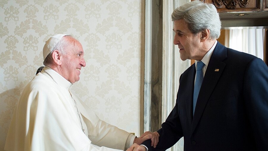 Papst Franziskus empfängt US-Außenminister John Kerry / © Osservatore Romano (KNA)