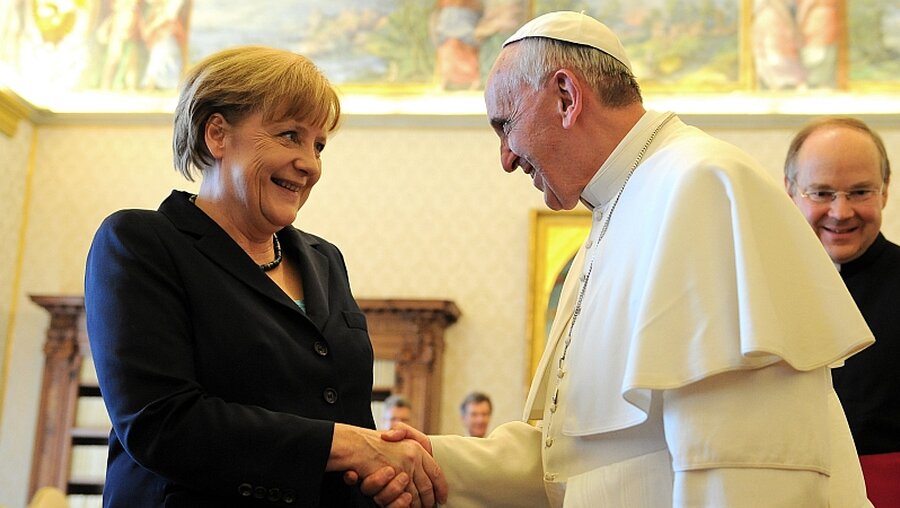 Papst Franziskus und Angela Merkel im Jahr 2013 / © Cristian Gennari (KNA)