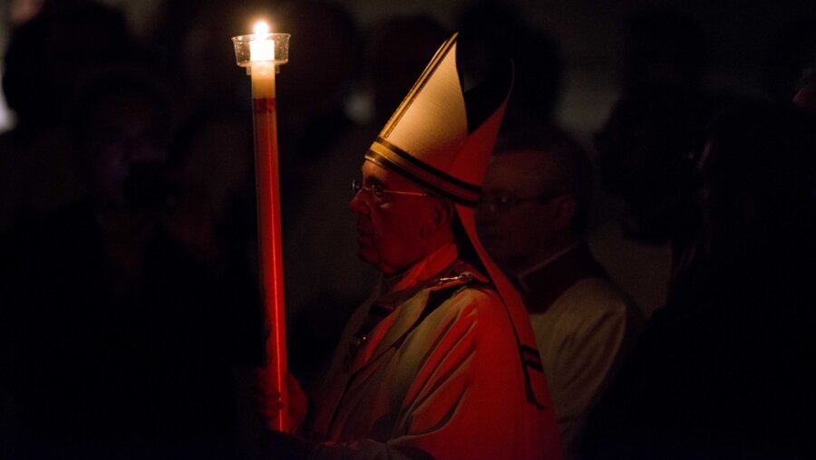 Papst Franziskus mit der Osterkerze / © Romano Siciliani (KNA)
