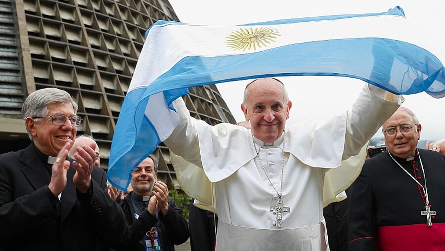 Papst Franziskus mit Argentinienfahne / © Paul Haring (KNA)