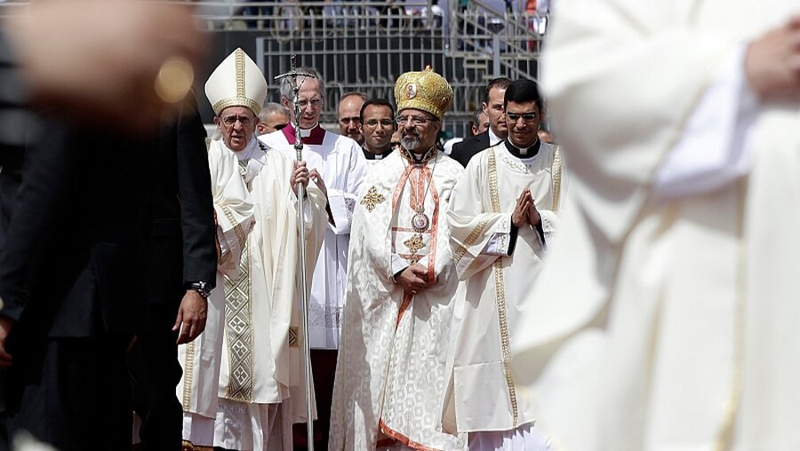 Papst Franziskus bei einer Messe in einem Stadion in Kairo / © Gregorio Borgia (dpa)