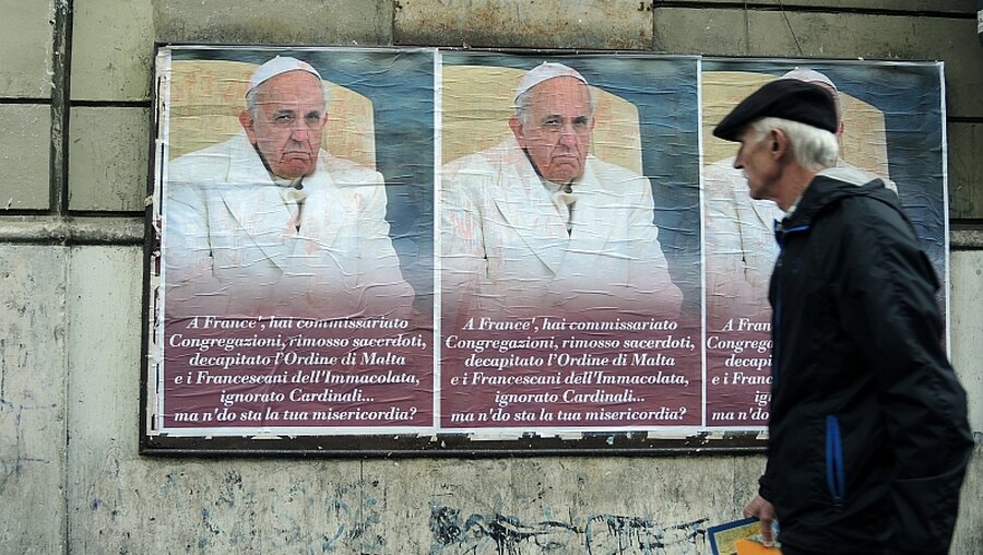 Papst-kritische Poster in Rom  / © Lena Klimkeit (dpa)