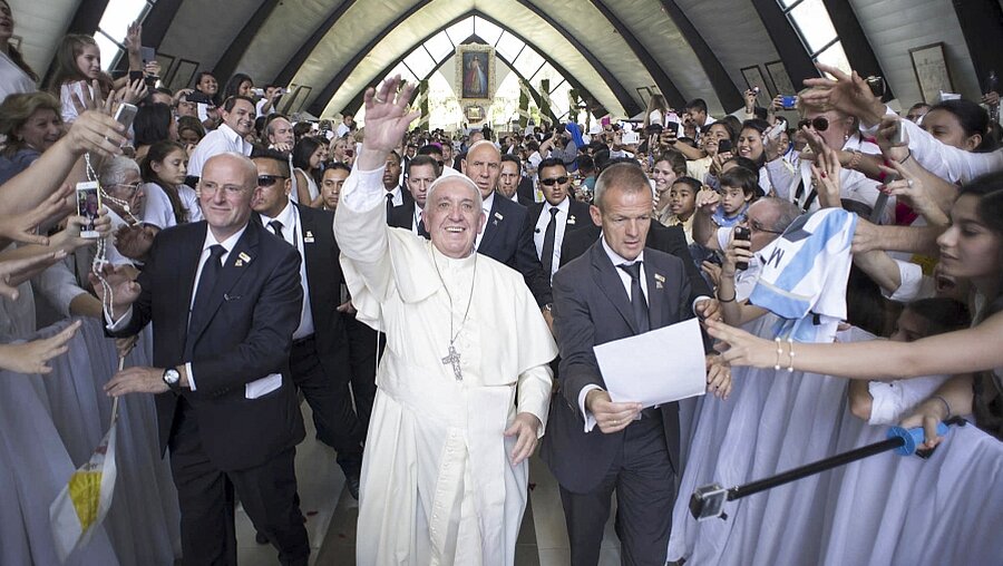 Papst Franziskus bei seiner Ankunft in Quito am 7.7.15 (KNA)