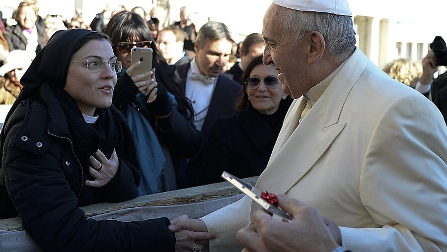 Papst Franziskus mit Ordensfrau / © Romano Siciliani (KNA)